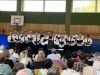 Der Chor musiziert in der Sporthalle in Niederndorf